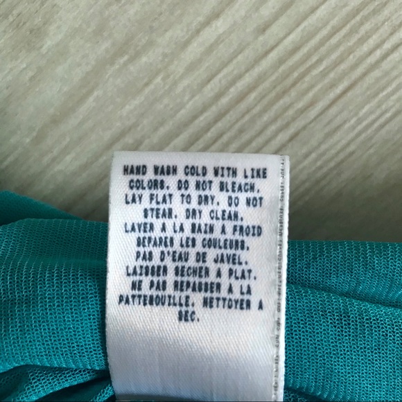 Gorgeous Blouse by Guess - Picture 7 of 8